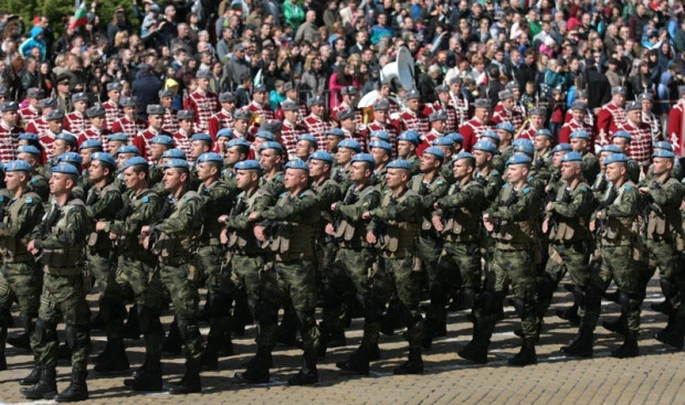 Армията ни продължава да намалява, военните пилоти почти не летят, а моряците - не плават