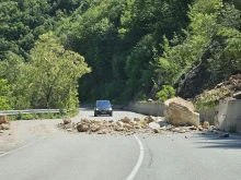 Внимавайте: Срутища и огромни паднали камъни вгорчиха пътя на шофьори от...