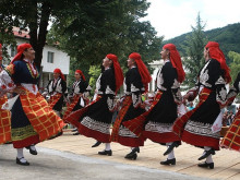 В някои селища от Средните Родопи на Гергьовден имениците водят "куцо" хоро