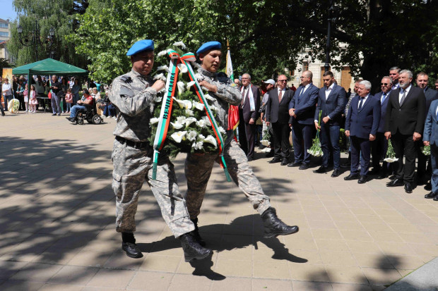 </TD
>Русе днес отбелязва Деня на храбростта и българската армия и