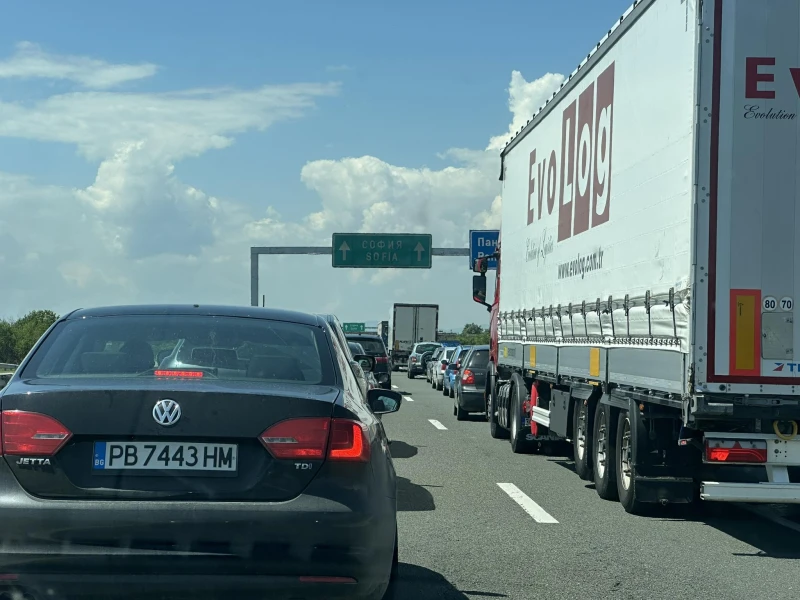 Огромна тапа на АМ "Тракия" в посока София, колите се движат изключително бавно