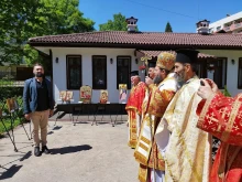 Иконописци подредиха изложба в двора на кюстендилски храм