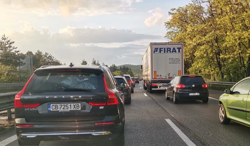 Кошмарен трафик след серията почивни дни: Тапа на АМ "Тракия", колите изчакват на място