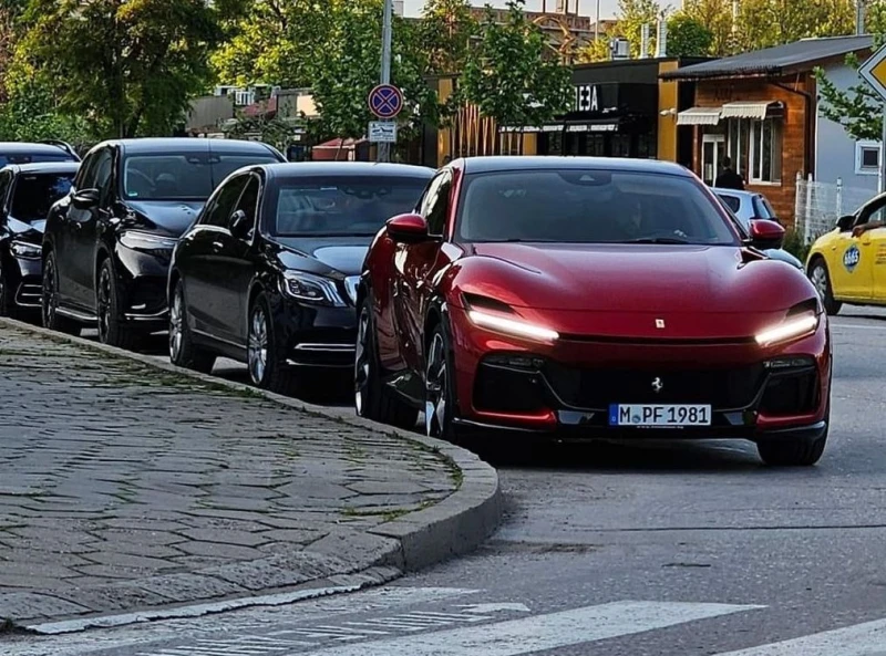 На улица в Пловдив снимаха новия джип на Ferrari