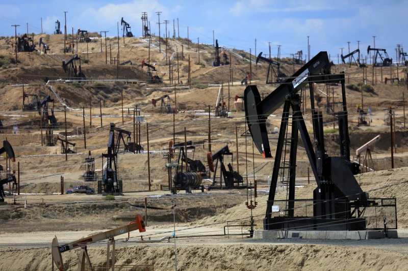 Цените на нефта набират обороти: трейдърите гледат с опасение към Близкия Изток