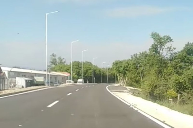 </TD
>Движението по ремонтираната част на Рогошко шосе е пуснато. Нов
