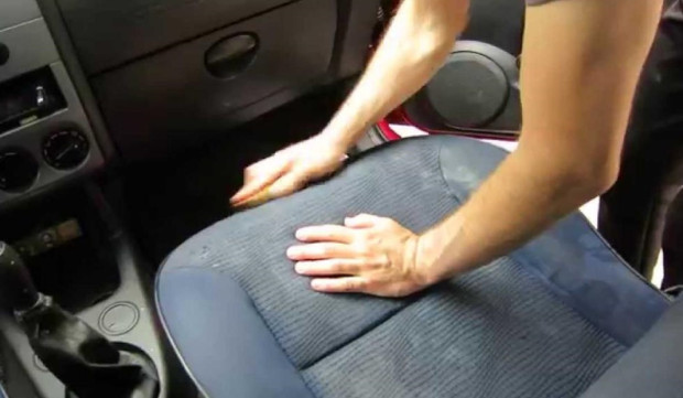 Седалките в колата ви са магнит за мистериозни петна – ето как да ги отстраните без да ходите на автомивка