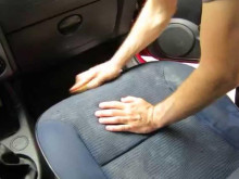 Седалките в колата ви са магнит за мистериозни петна – ето как да ги отстраните без да ходите на автомивка