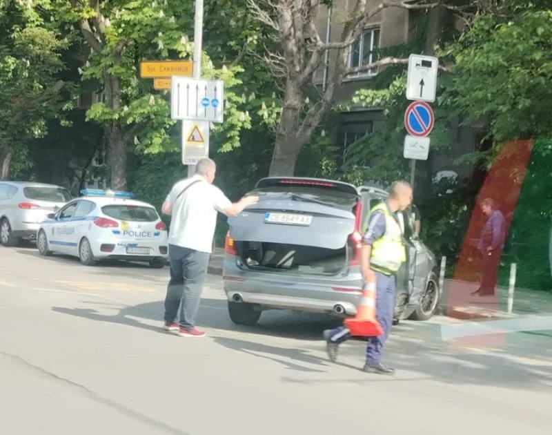 Кола и тролей се блъснаха в района на техникум "Ломоносов" в София: Мъж и жена са пострадали