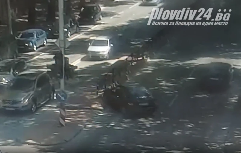Камера засне най-безумното ПТП в Пловдив, по чудо няма загинали или ранени