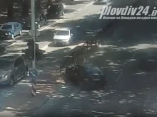 Камера засне най-безумното ПТП в Пловдив, по чудо няма загинали или ранени