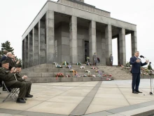 Роберт Фицо отпразнува победата във ВСВ на паметника на Съветската армия в Братислава и отсече: Червената армия има най-голяма роля за разгрома на нацизма