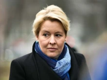 Поредно нападение срещу германски политик: Удариха бившия кмет на Берлин с чанта