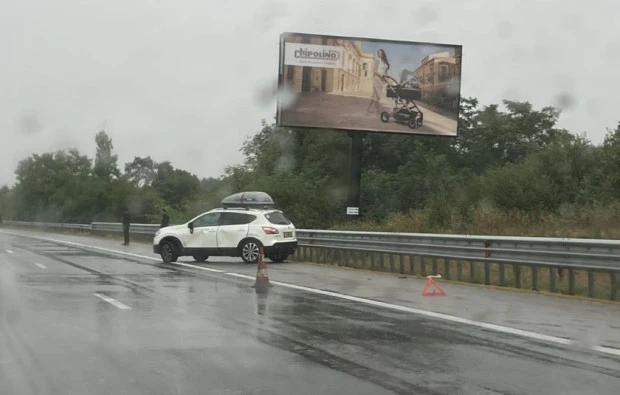 Автомобил се вряза в мантинелата на автомагистрала "Тракия"