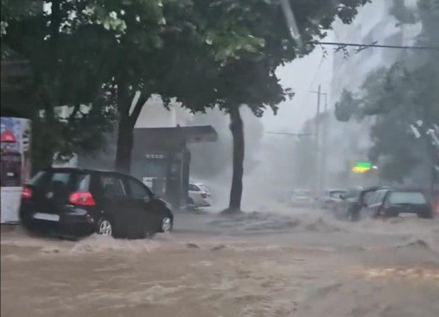След силните град и буря: Потоп по улиците на Плевен