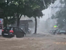 След силните град и буря: Потоп по улиците на Плевен