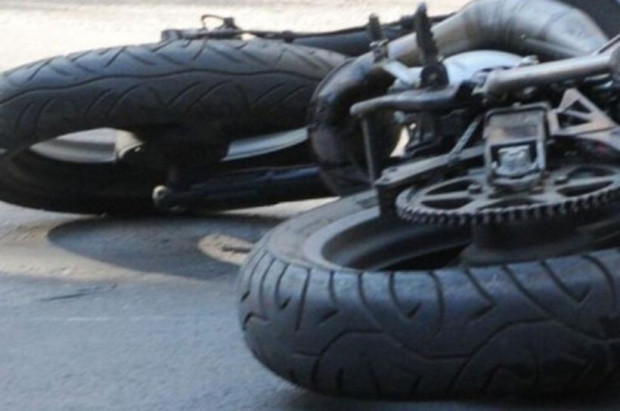 </TD
>Мотоциклетист попадна в болница след пътен инцидент в Бургас. От