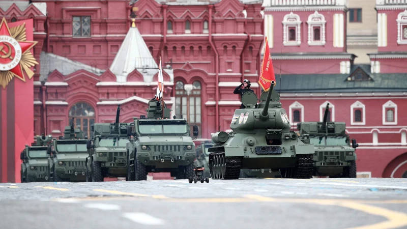 Над 9000 войници и 70 единици техника участват във военния парад в Москва, Путин се появи в компанията на чуждестранни лидери