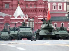 Над 9000 войници и 70 единици техника участват във военния парад в Москва, Путин се появи в компанията на чуждестранни лидери