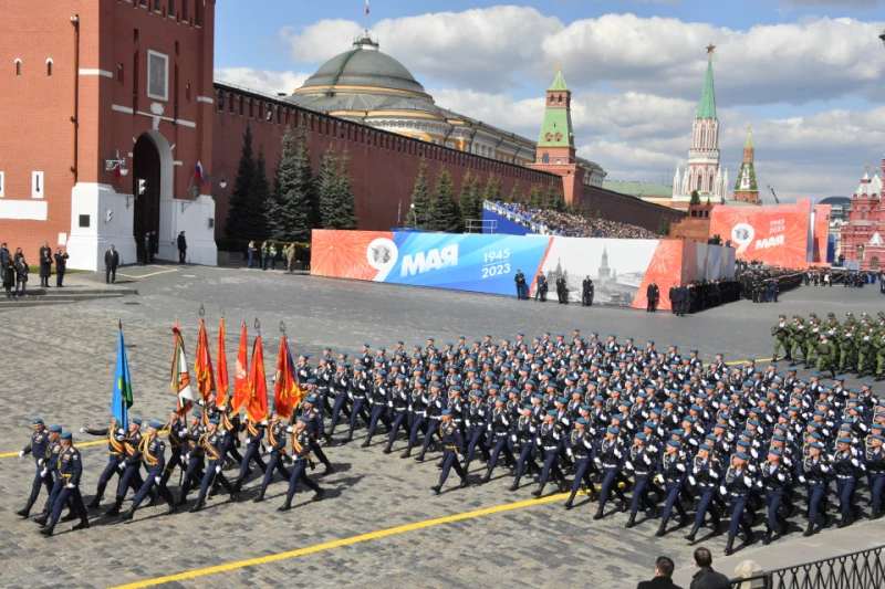 Участници във войната в Украйна поведоха парада в Москва