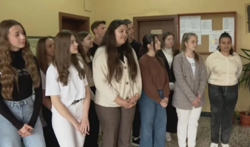 Ученици от Котел с изключителен жест към своя съученичка, преживяла ужасна трагедия