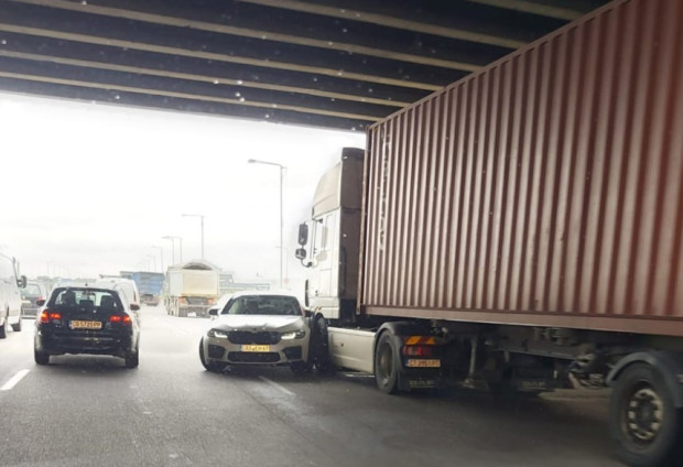 ТИР и автомобил се удариха на "Ботевградско шосе" в София