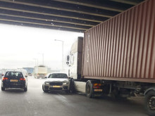 ТИР и автомобил се удариха на "Ботевградско шосе" в София