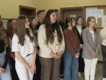 Младежи събират пари за съученичка, загубила родителите си в пандемията от COVID-19