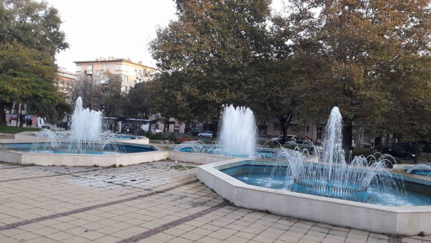 Крадци посегнаха на фонтана до общината във Варна