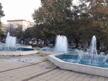 Крадци посегнаха на фонтана до общината във Варна