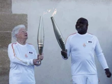 Легенда на Олимпик (Марсилия) пое олимпийския огън във втория ден на френска земя