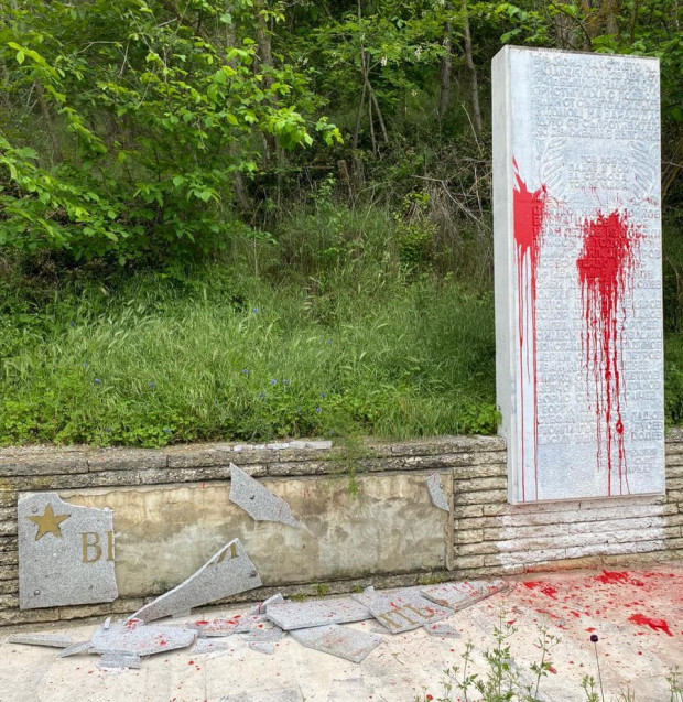 Паметникът на българските подводничари в близост до река Камчия отново