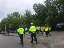 Ученици и полицаи в операция по пътна безопасност в Бобов дол