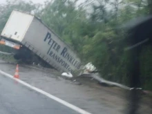 Камион излетя от магистрала "Тракия"