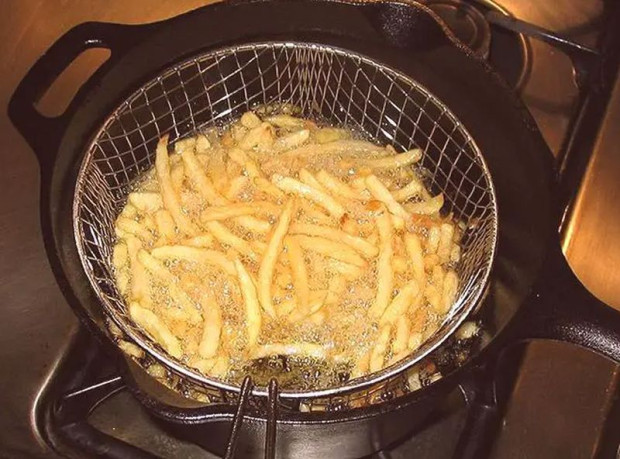 Всяка домакиня приготвя пържените картофи по свой начин някои киснат