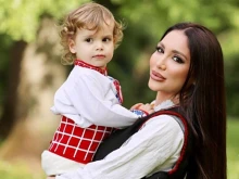 Яница показа, че почита българското, обличайки сина си с народна носия