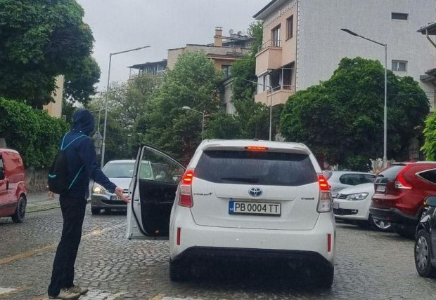 Скандално! Служебната кола на зам.-кмета на Пловдив едва не отнесе човек на пешеходна пътека, стигна се до саморазправа