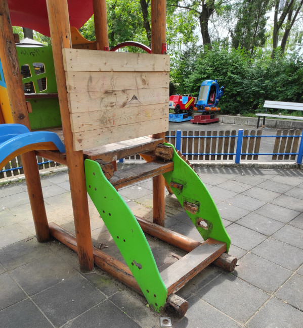 TD Бургазлийка се възмути от състоянието на детско съоръжение в площадка