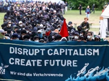 Радикални левичари щурмуват завода на Tesla край Берлин с червен флаг
