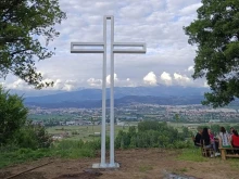 Шест метров метален кръст издигнаха жители на благоевградско село
