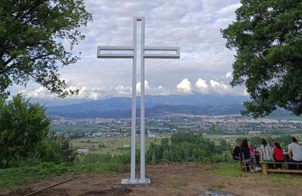 </TD
>Шест метров метален кръст издигнаха жителите на благоевградското село Покровник,