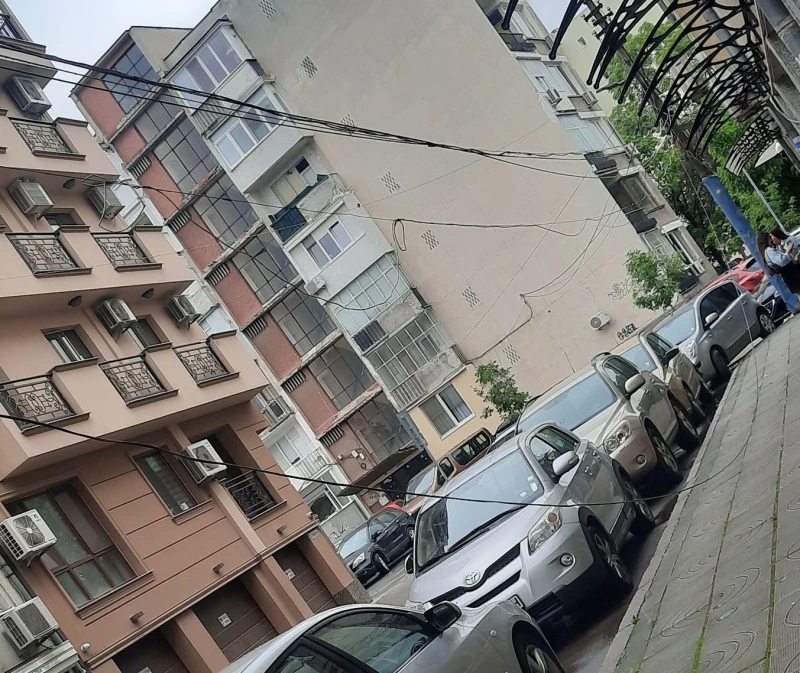 Притеснени пловдивчани: Кабели от електрически стълб стигат до земята