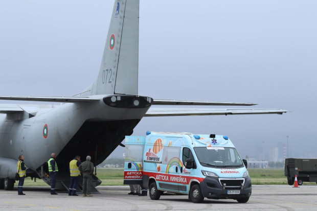 Екипаж от 16-а авиобаза Враждебна със самолет C-27J Спартан е