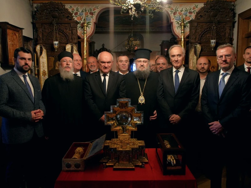 Димитър Главчев и ръководената от него делегация се поклониха на мощите на светите братя Кирил и Методий в Света гора