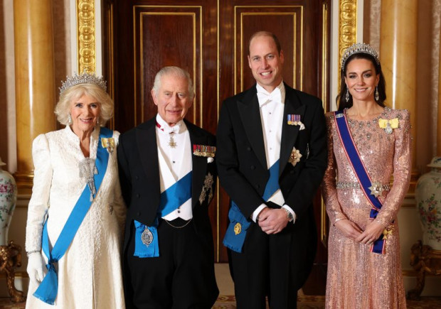 Както знаете  кралското семейство спазва строги правила на етикета  Въпреки многобройните нарушения на традицията  семейство