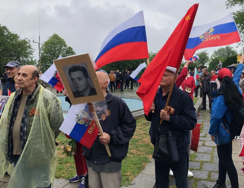 Адвокат: Някои българи почиват по Беломорието, децата им учат в престижни американски университети, но на 9 май стават русофили