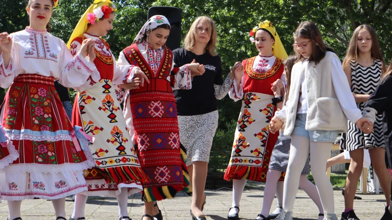 Пловдивско училище отбеляза по атрактивен начин своя патронен празник
