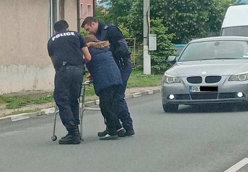 Снимка на полицаи и възрастна жена стана абсолютен хит в мрежата