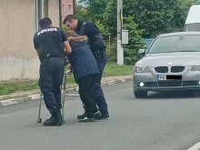 Снимка на полицаи и възрастна жена стана абсолютен хит в мрежата