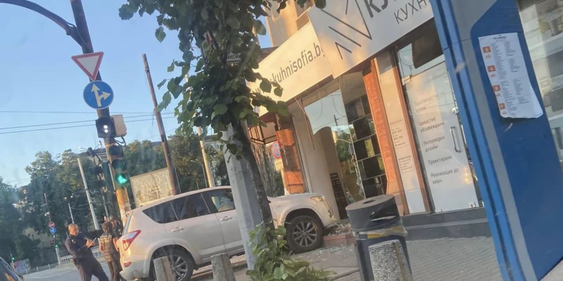 Автомобил се вряза във витрината на магазин в София